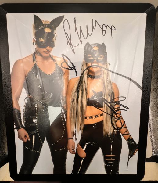 Rhea Ripley & Liv Morgan handsigniert 8"x10" - gerahmt